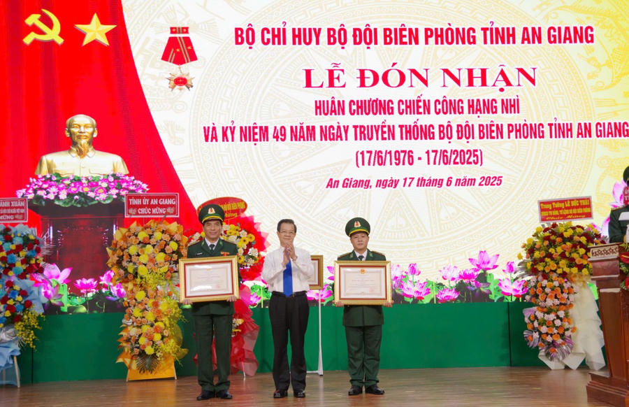 Ông Lê Hồng Quang - Uỷ viên Ban Chấp hành Trung ương Đảng, Bí thư Tỉnh ủy An Giang trao Huân chương Chiến công hạng Nhì cho 2 cá nhân