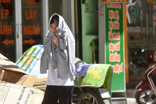 Người lao động trần m&igrave;nh dưới nắng n&oacute;ng 45 độ C