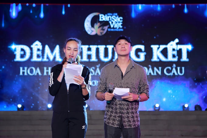 Hai MC của chương trình là Anh Tuấn và Ngọc Diễm.