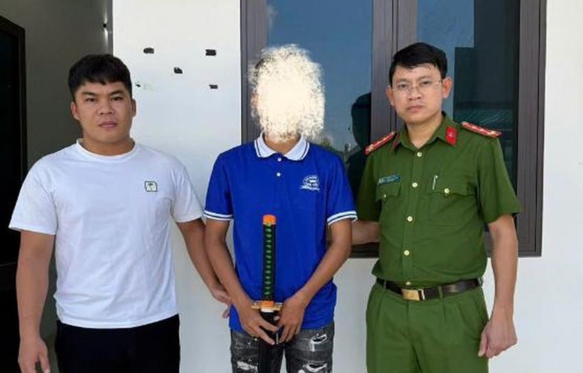 Đối tượng và tang vật. (Ảnh: Công an Tuyên Quang)