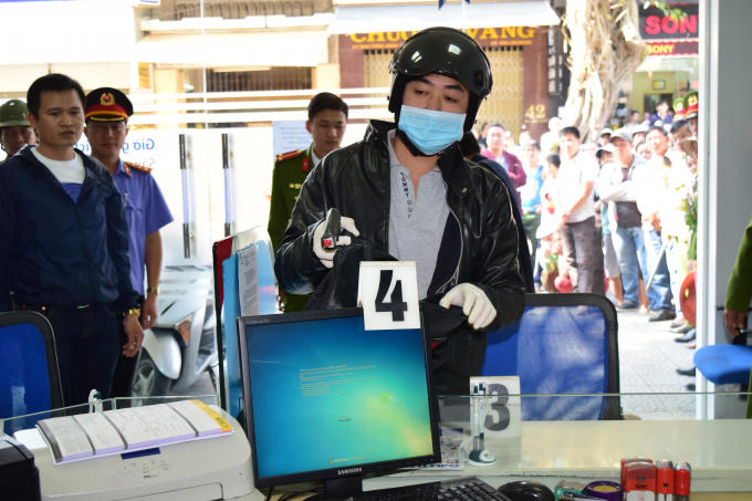 Sau đó rút súng uy hiếp...