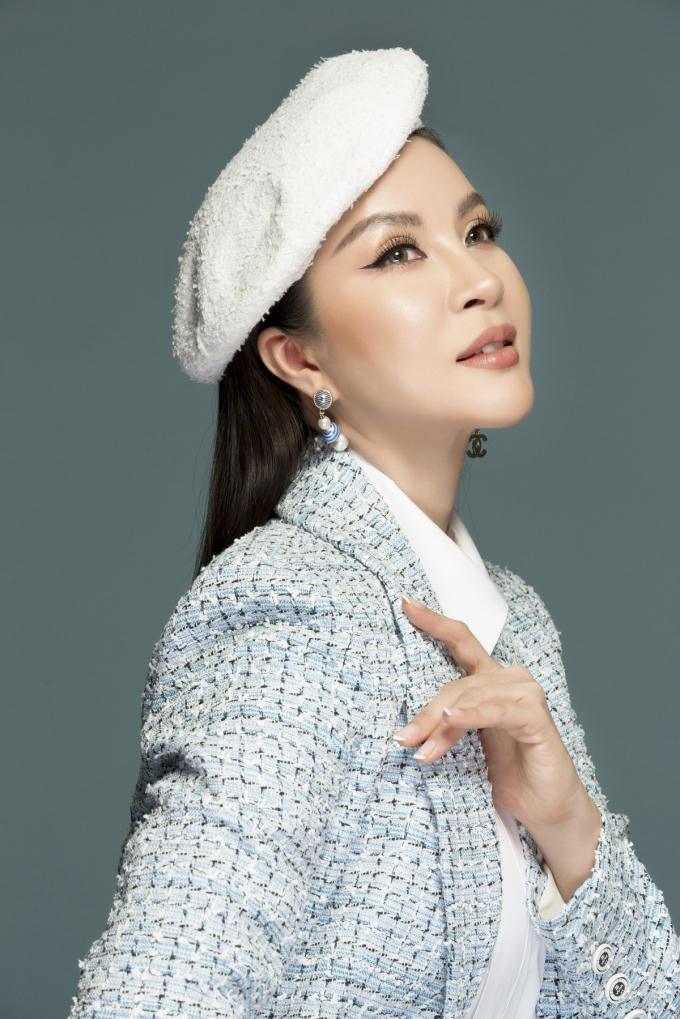 MC Thanh Mai khoe vai trần gợi cảm ở tuổi 46