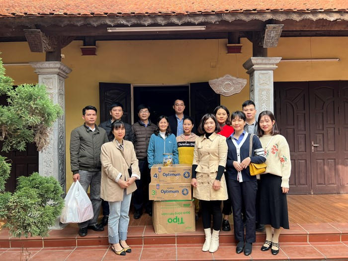 Khi biết được hoàn cảnh khó khăn của các em nhỏ tại đây, càng thôi thúc các cán bộ Kiểm sát phải mang đến niềm vui với các em trong những ngày cuối năm này.