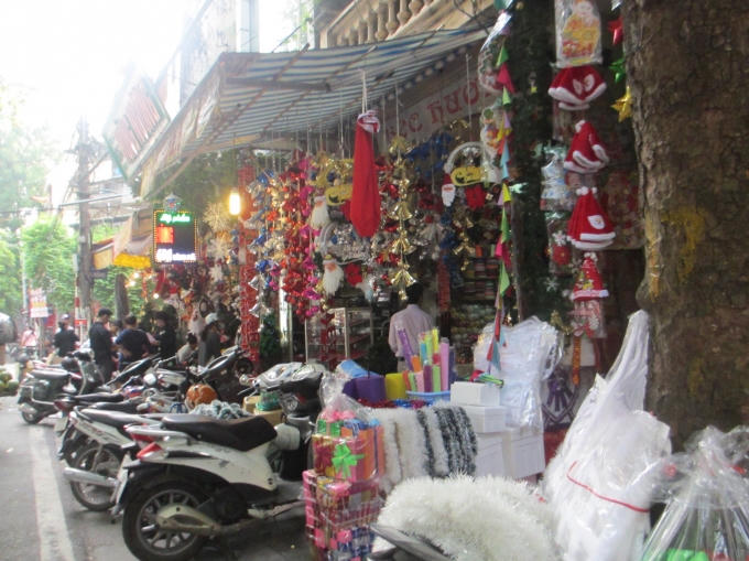 Lung linh sắc màu Noel trên phố Hàng Mã