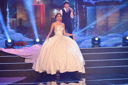 Chiếc váy cưới kết 1 triệu viên đá.