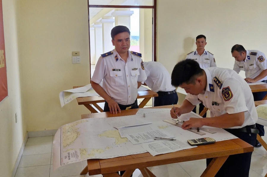 Thiếu tướng Trần Văn Lượng, Tư lệnh Vùng kiểm tra các thí sinh thực hành nội dung tác nghiệp vận động trên hải đồ.