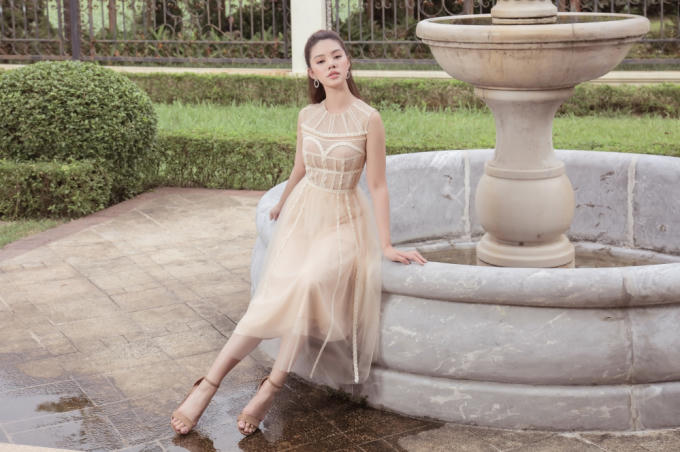 Jolie Nguyễn khoe v&ograve;ng một hờ hững trong loạt trang phục mới