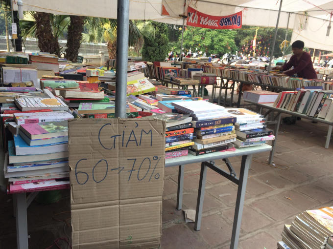 Hàng loạt các gian hàng giảm giá, có những gian hàng giảm tới 60-70%.