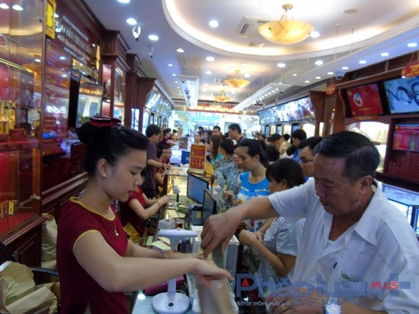 Dù giá vàng quay đầu lao dốc mạnh nhưng nhiều người dân vẫn tìm đến các điểm giao dịch, nhiều người đã phải xếp hàng từ sáng để chờ giao dịch( Ảnh Hà Đương).