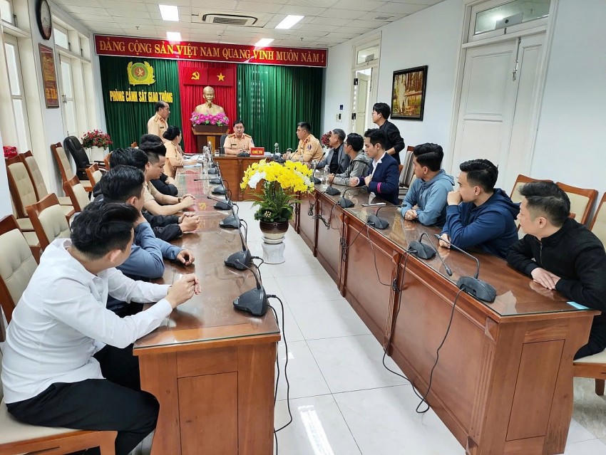 Cơ quan chức năng làm việc với chủ doanh nghiệp và tài xế