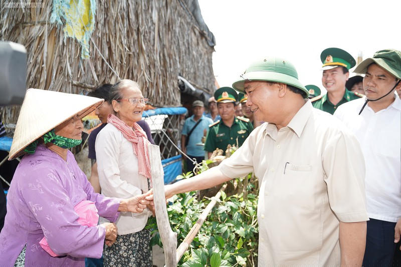 Thủ tướng thăm hỏi bà con xã Tân Thành, Gò Công Đông