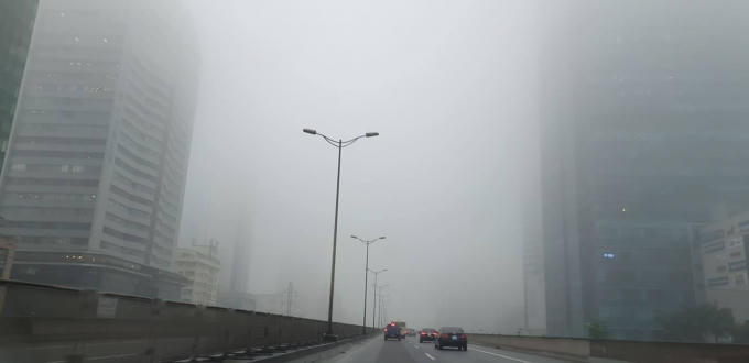 Toà nhà Keang Nam 72 "biến mất" trong sương mù ngày 19/3. Ảnh Chí Kiên.