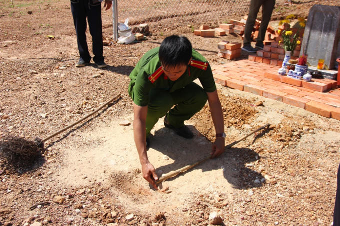 Công an tiến hành đo đạc các dấu tích của khu lăng mộ.