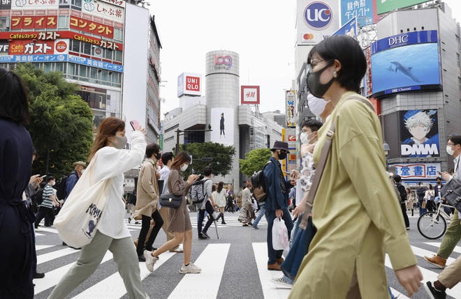 Người dân đeo khẩu trang trên đường phố Nhật Bản (Ảnh: Japan Times).