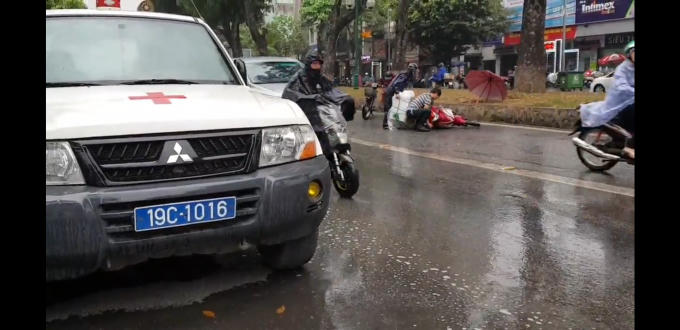 Đã có va chạm xảy ra giữa các phương tiện tại khu vực trước cổng trụ sở Bộ Y tế vào sáng 6/4.