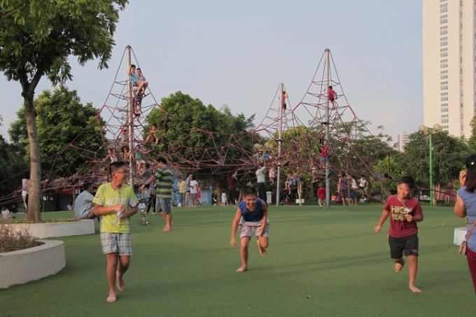 Một trong những khuôn viên trên địa bàn quận Cầu Giấy, khi nắng nhạt dần đó cũng là lúc những đứa trẻ nô đùa thỏa thích để quên đi cái nắng " oi ả " của ngày hè!