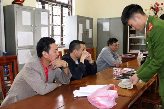 Tiến hành thu giữ số lượng lớn tiền và tang vật liên quan.