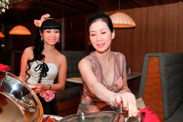 Diễm Hương trong buổi tiệc sinh nhật của một người bạn, vẻ đẹp của cô vẫn khiến nhiều người phải trầm trồ ngưỡng mộ. Ảnh: internet.