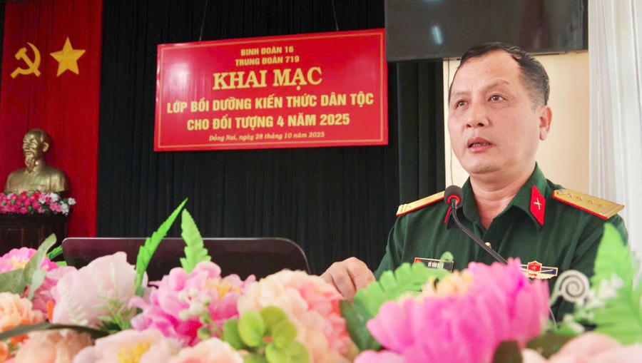 Đại tá Vũ Văn Định, phó Chủ nhiệm Chính trị Binh đoàn 16, phát biểu khai mạc lớp bồi dưỡng kiến thức dân tộc