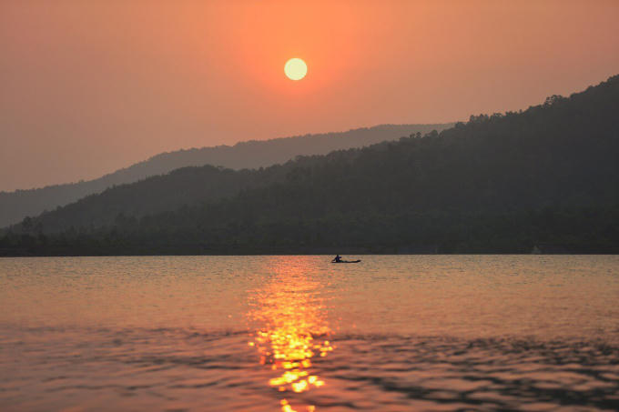 Bao trùm cả mặt hồ nước...