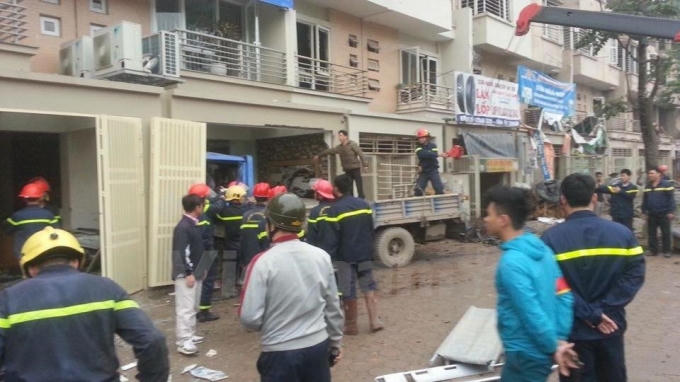 Lực lượng phòng cháy chữa cháy đã tiếp cận hiện trường và giải cứu người dân mắc kẹt.