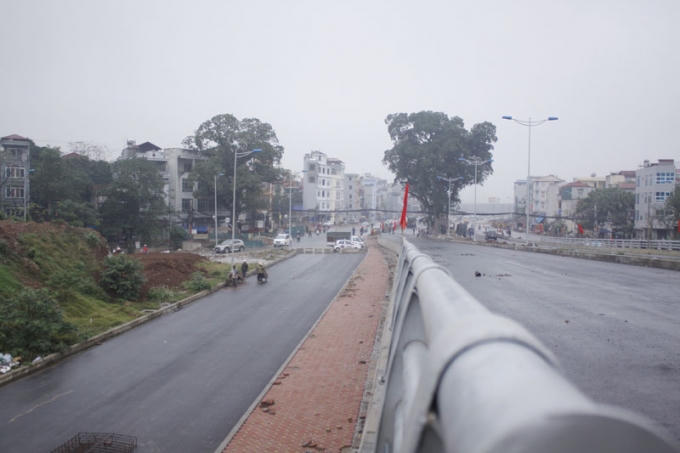 C&acirc;y đa nằm giữa dải ph&acirc;n c&aacute;ch được giữ lại. Ban quản l&yacute; dự &aacute;n ph&aacute;t triển hạ tầng giao th&ocirc;ng đ&ocirc; thị (Sở Giao th&ocirc;ng vận tải H&agrave; Nội) khẳng định việc n&agrave;y kh&ocirc;ng ảnh hưởng đến tổng thể dự &aacute;n cũng như h&agrave;nh lang an to&agrave;n v&agrave; ph&aacute;t sinh chi ph&iacute;.