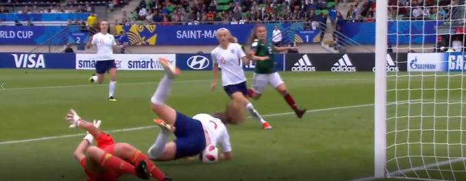 Pha lập công được cho là "kì dị" của nữ cầu thủ U20 Anh. (Ảnh: Cắt từ clip)