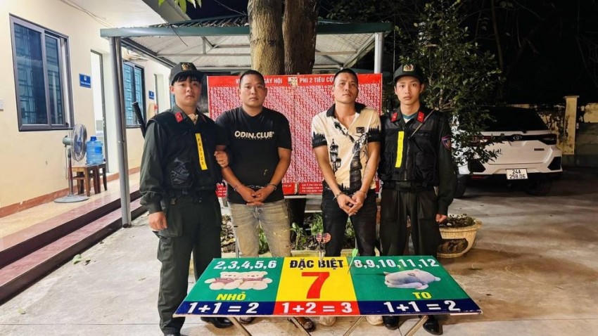 2 đối tượng có hành vi đánh bạc cùng toàn bộ vật chứng tại cơ quan Công an.