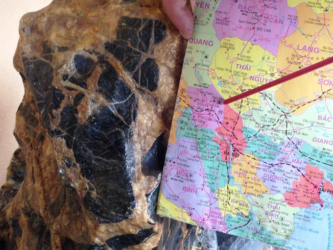 Trên lưng hòn đá có một hình màu đen gần giống với bản đồ TP Hà Nội năm 2004.