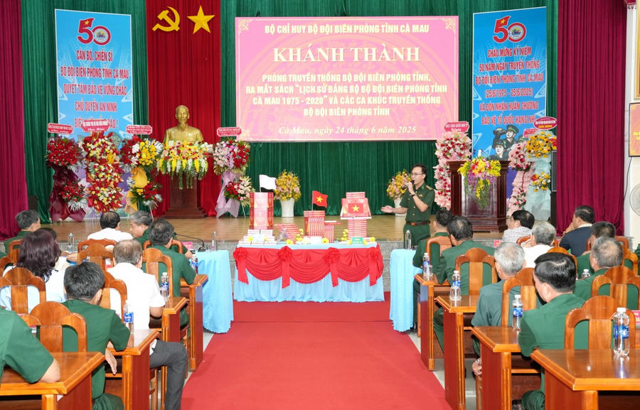 Giới thiệu cuốn sách “Lịch sử Đảng bộ BĐBP tỉnh Cà Mau 1975 - 2020”.