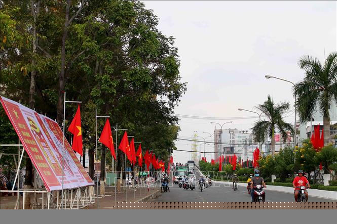 Cờ hoa,biểu ngữ tuyên truyền trên đường Phan Ngọc Hiển, thành phố Cà Mau. Ảnh: Kim Há/TTXVN