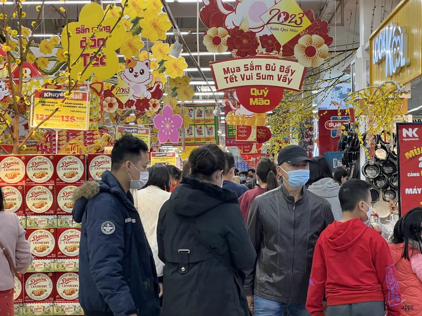 Các quầy bánh kẹo lúc nào cũng kín người qua lại.
