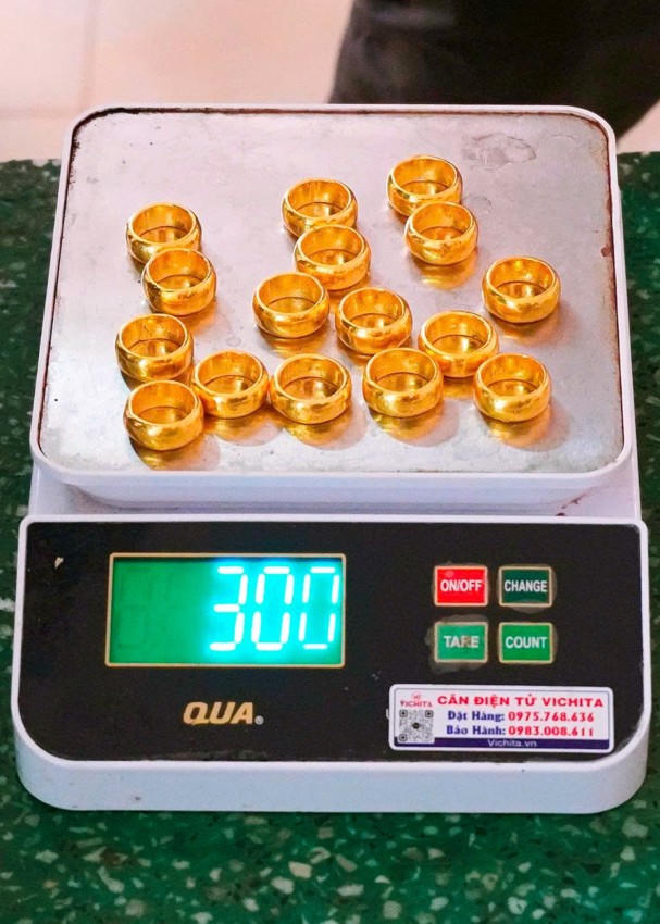 Đối tượng khai nhận số khoanh tròn màu vàng là vàng thật.