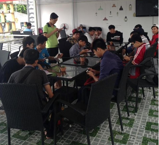 Một nhóm người dùng tự tập hợp để khám phá trò chơi tại Long Xuyên. Ảnh: Nguyễn Vũ.