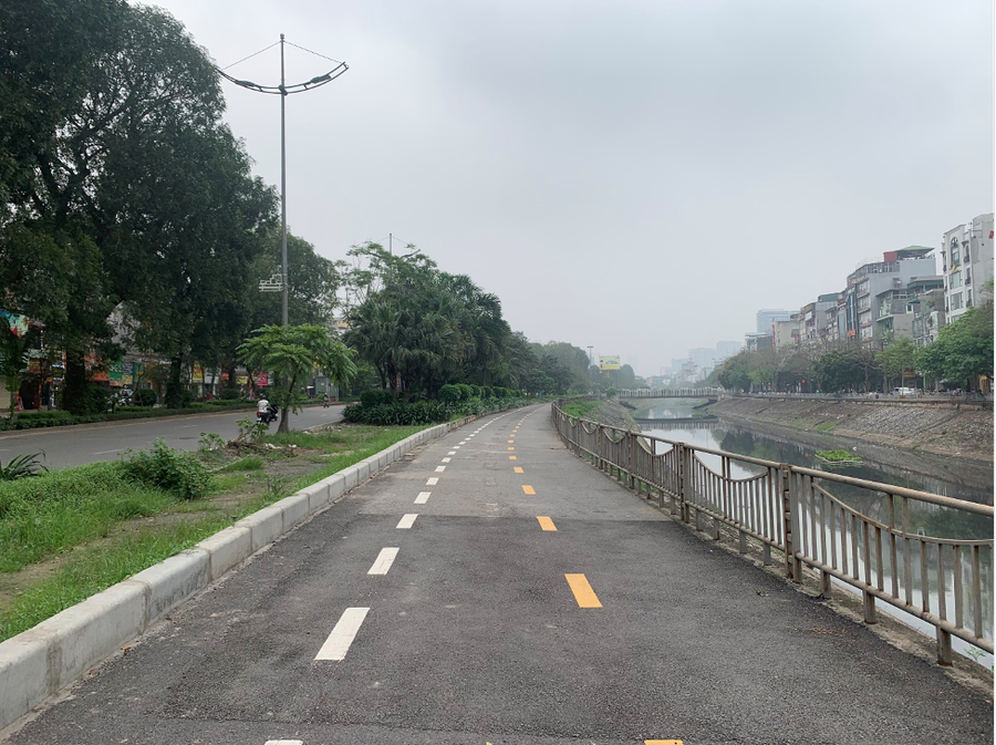 Tuyến đường dành riêng cho xe đạp và người đi bộ luôn trong tình trạng ảm đạm, vắng bóng người dân.