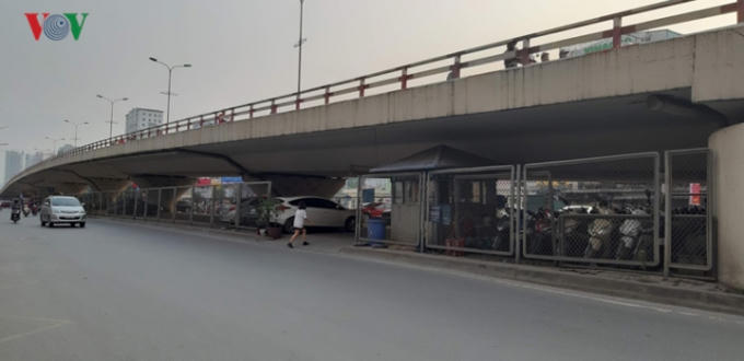 Cầu vượt Ngã Tư Vọng phương tiện xếp chật kín.