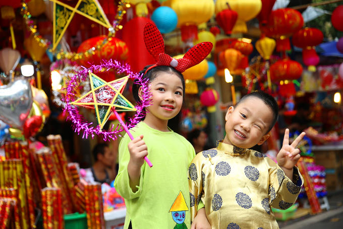 Hai thi&ecirc;n thần nh&iacute; Linh Chi v&agrave; Trường Giang diện &aacute;o d&agrave;i dạo phố Trung Thu