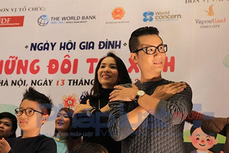 "Bách mong muốn, thông qua những chương trình chia sẻ niềm yêu thương này, các em bị khiếm thính ở vùng cao chưa có điều kiện tiếp nhận sẽ sớm được học ngôn ngữ ký hiệu, vì đó không chỉ là một dạng ngoại ngữ, mà đó còn là ngôn ngữ để tất cả thế giới xích lại gần nhau hơn. Và chúng ta sẽ không có biên giới khi nói chuyện bằng ngôn ngữ này".  Ảnh: Loan Bảo.