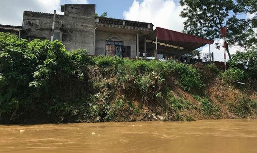 Tại khu 5 xã Hương Nội cũng bị sạt lở nghiêm trọng.
