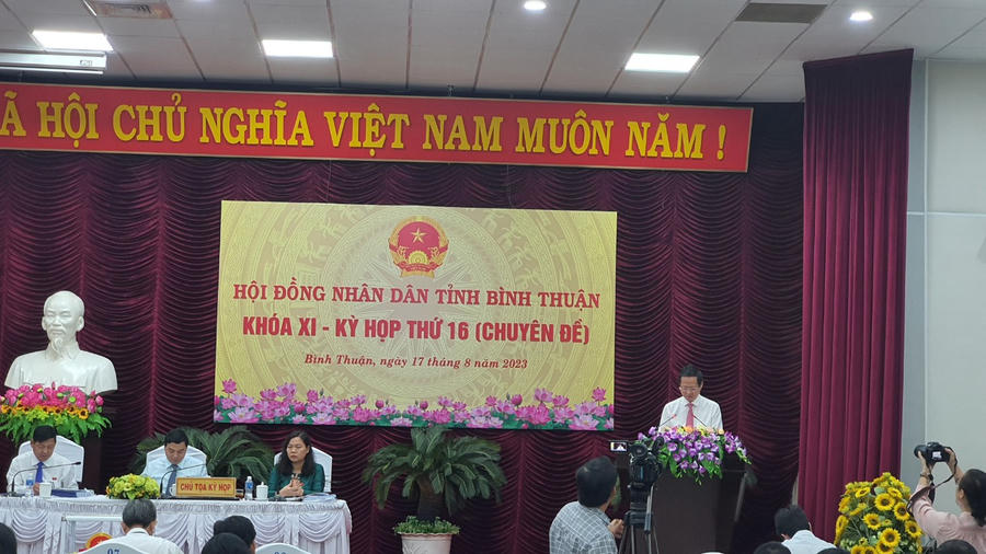 Thay mặt Ban Thường vụ Tỉnh ủy, Ông Đoàn Anh Dũng - Chủ tịch UBND tỉnh Bình Thuận công bố Quyết định bổ nhiệm nhân sự mới.