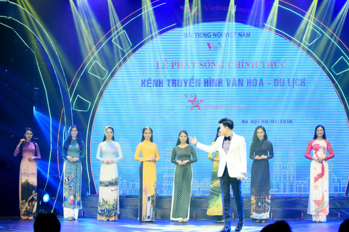 Các người đẹp trình diễn trong tiết mục của ca sĩ Vũ Thắng Lợi.