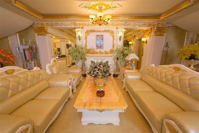 Người đẹp cho xây hai phòng khách nằm ở tầng lửng và tầng một. Tùy theo buổi gặp gỡ, cô sẽ tiếp khách ở một trong hai phòng này.