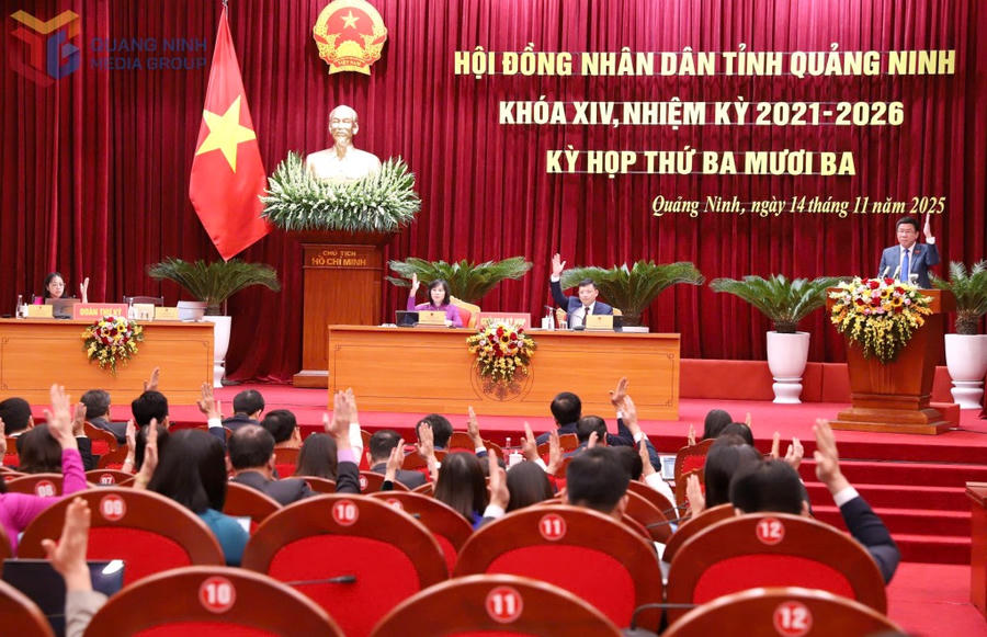 Các đại biểu biểu quyết thông qua 11 nghị quyết then chốt cho phát triển kinh tế – xã hội