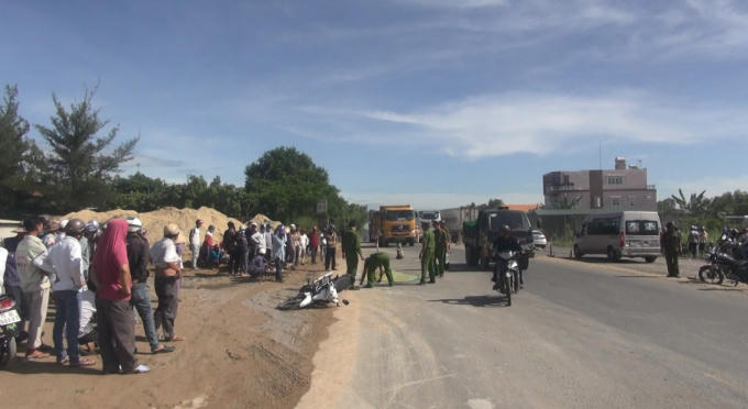 Lực lượng chức năng khám nghiệm hiện trường