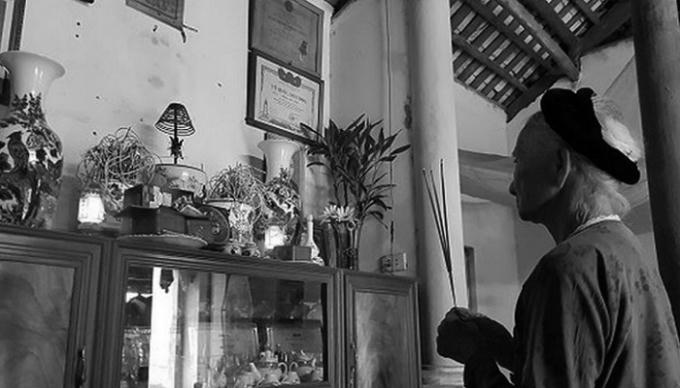 Cụ Hoàng Thị Nhung – mẹ của liệt sỹ Phạm Văn Đàn thắp hương cho con trai.