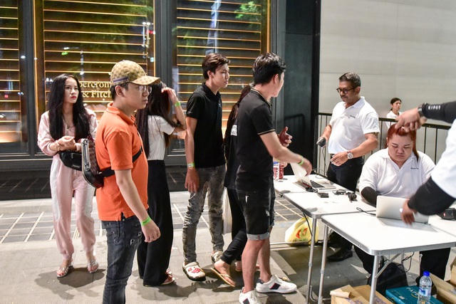 Sáng 19.9, Apple Store Orchard đã phát vòng tay số cho người xếp hàng. Vòng số trên tay cho phép người chờ mua iPhone rời khỏi hàng để đi vệ sinh, ăn uống... trong 60 phút và mỗi ngày được ra vào 4 lần. Nhân viên Apple kiểm soát thời gian bằng cách quét mã QR.