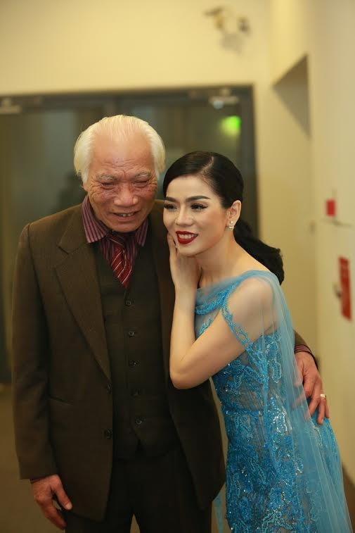 Lệ Quyên ríu rít thăm hỏi thầy giáo chủ nhiệm Đào Hữu Thi.