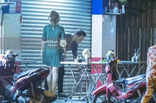 Họ tiếp tục di chuyển đến một quán ăn khuya trên đường Lê Quang Sung, Q.6.