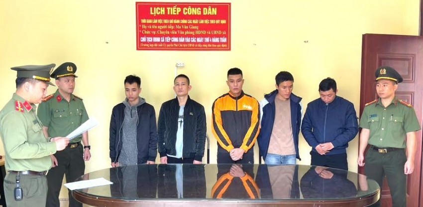 Các đối tượng tại cơ quan công an. Ảnh: C.A Tuyên Quang