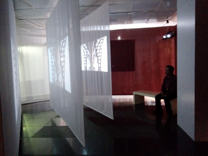 Vào "Mê cung thơ" du khách sẽ được đắm mình trong không gian thơ mộng của nước Pháp qua những video được trình chiếu và thưởng thức những tác phẩm thơ.